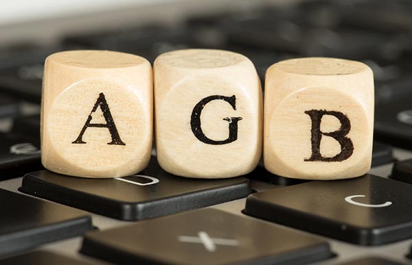 Würfel zeigen die Buchstaben AGB