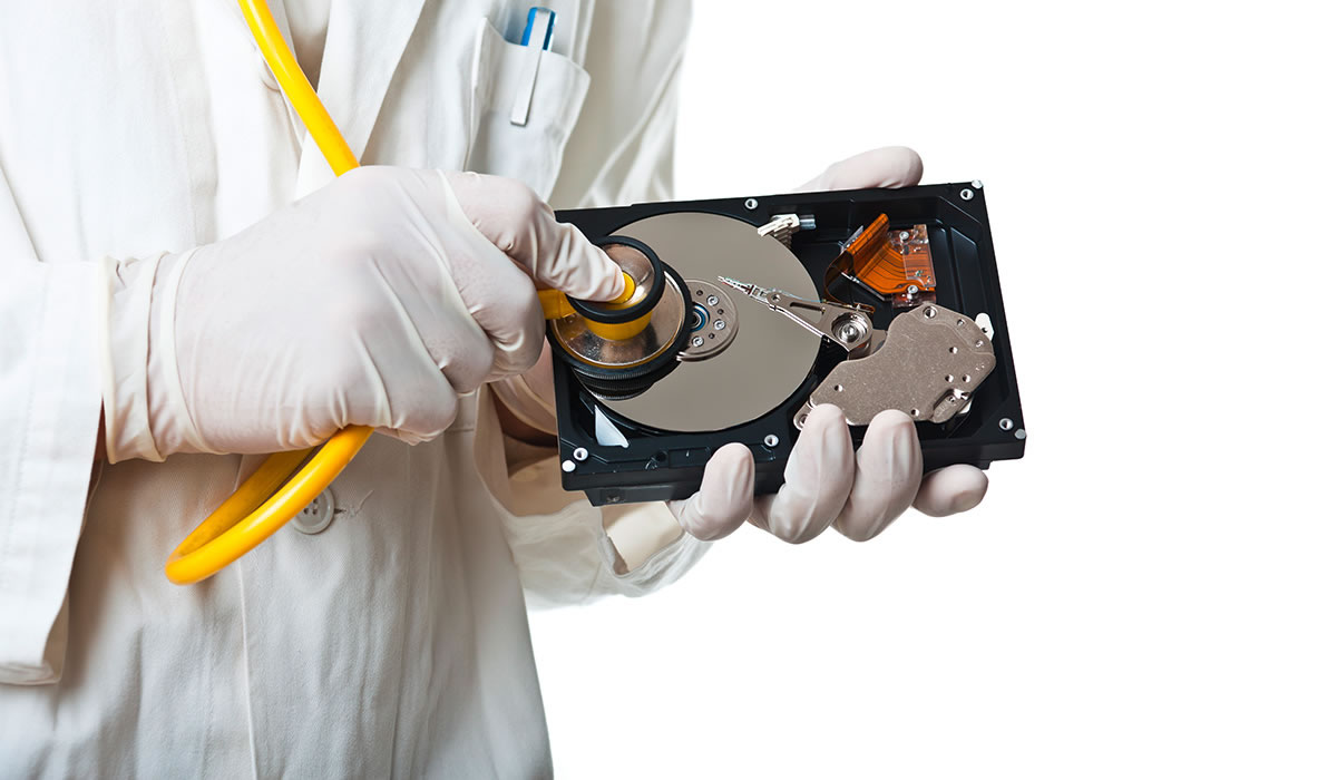 Techniker mit einer geöffneten Festplatte